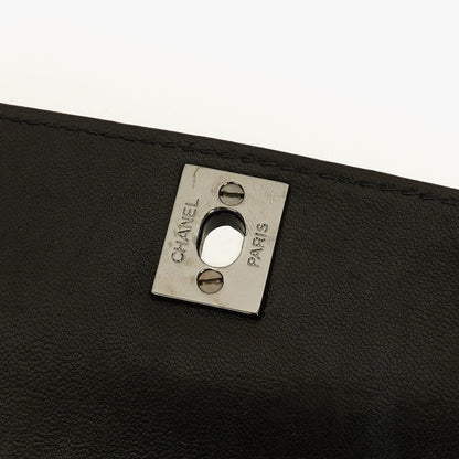 Chanel Small Single Flap Bag aus schwarzem gestepptem Lackleder