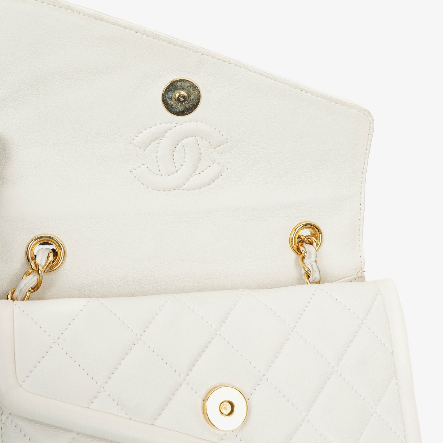 Chanel kleine Tassel Flap Tasche aus weißem gestepptem Lammleder
