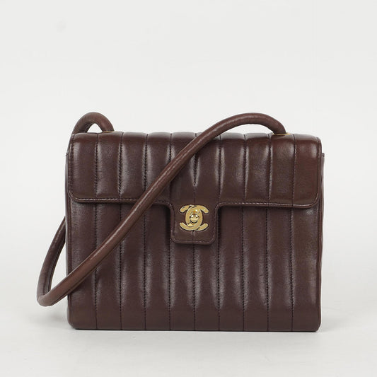 Chanel Kleine Vintage Classic Flap Tasche aus schokoladenbraunem vertikal gestepptem Lammleder mit 24K-vergoldeter Hardware