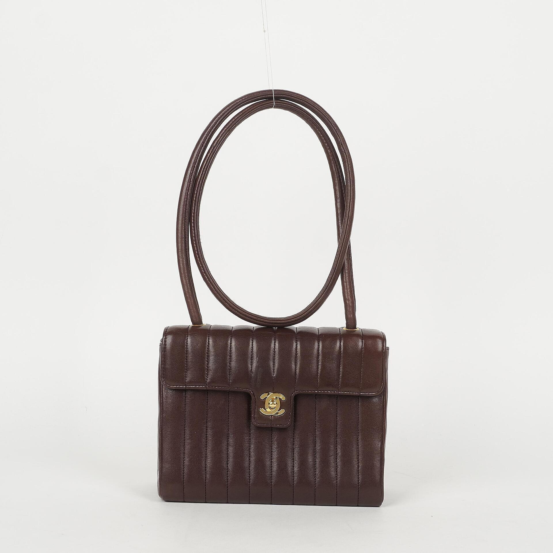 Chanel Kleine Vintage Classic Flap Tasche aus schokoladenbraunem vertikal gestepptem Lammleder mit 24K-vergoldeter Hardware