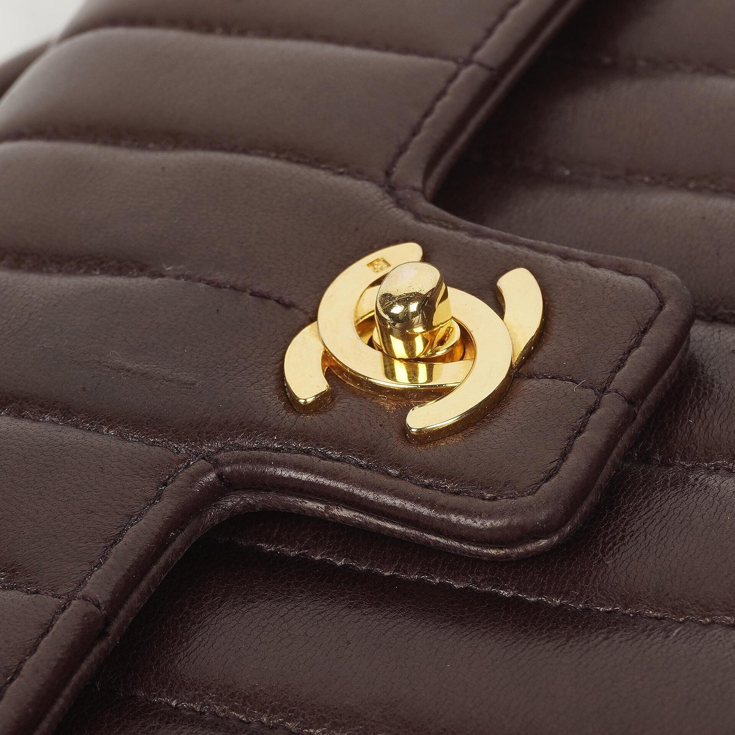 Chanel Kleine Vintage Classic Flap Tasche aus schokoladenbraunem vertikal gestepptem Lammleder mit 24K-vergoldeter Hardware