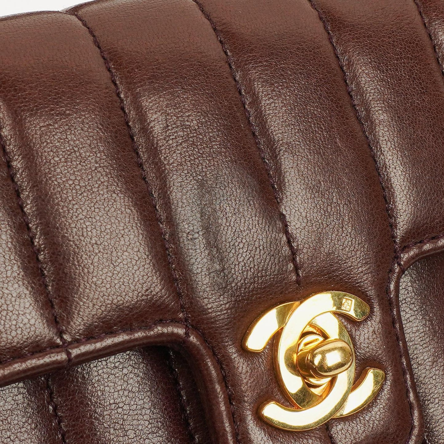 Chanel Kleine Vintage Classic Flap Tasche aus schokoladenbraunem vertikal gestepptem Lammleder mit 24K-vergoldeter Hardware
