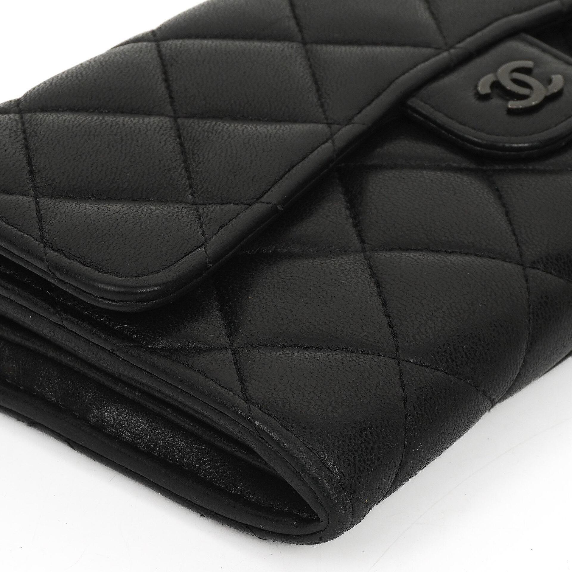 Chanel So Black große gesteppte Geldbörse aus Lammleder mit Klappe