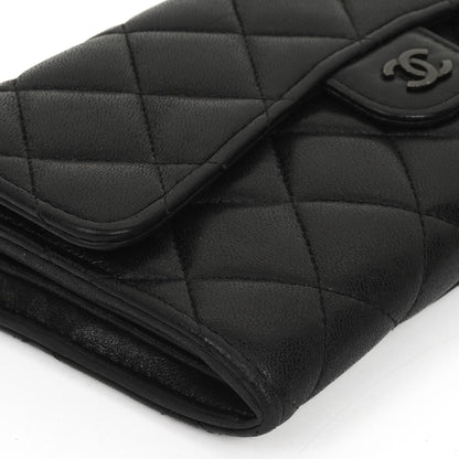 Chanel So Black große gesteppte Geldbörse aus Lammleder mit Klappe