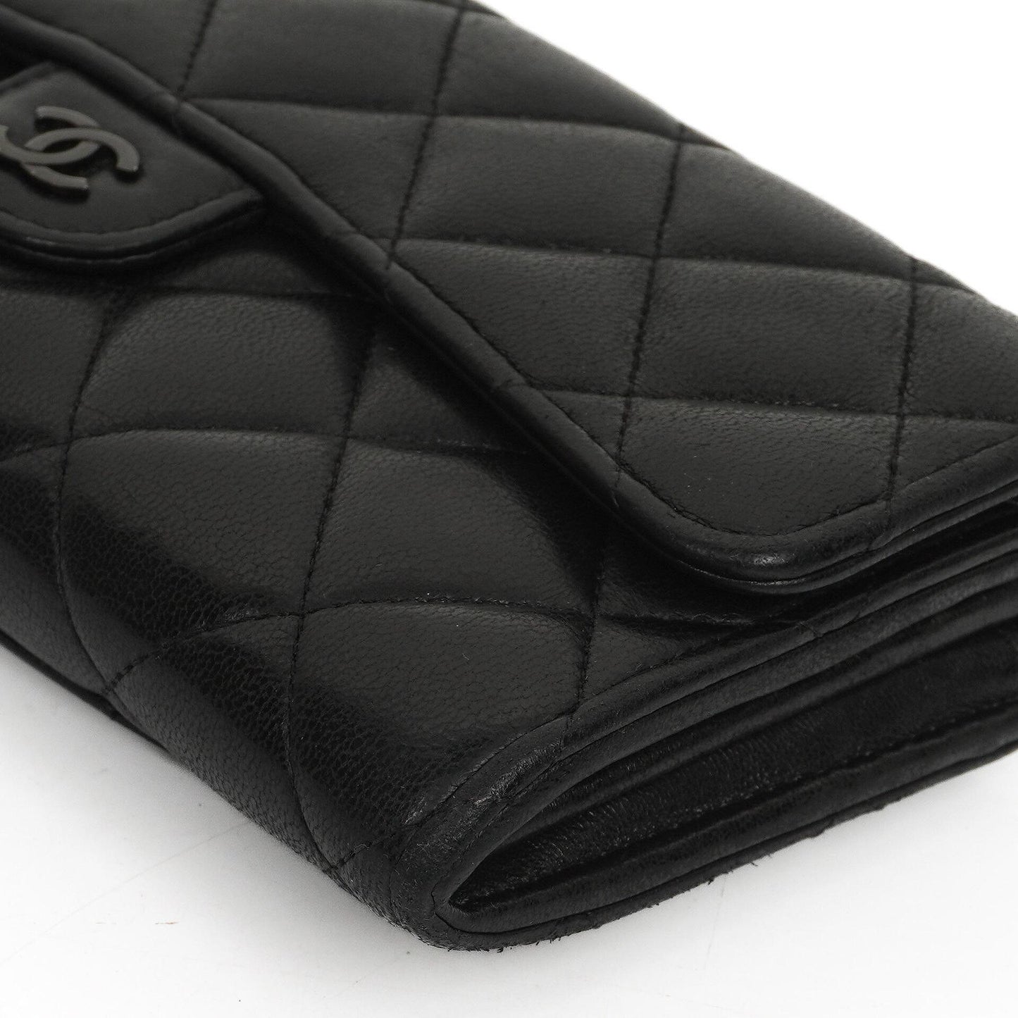 Chanel So Black große gesteppte Geldbörse aus Lammleder mit Klappe