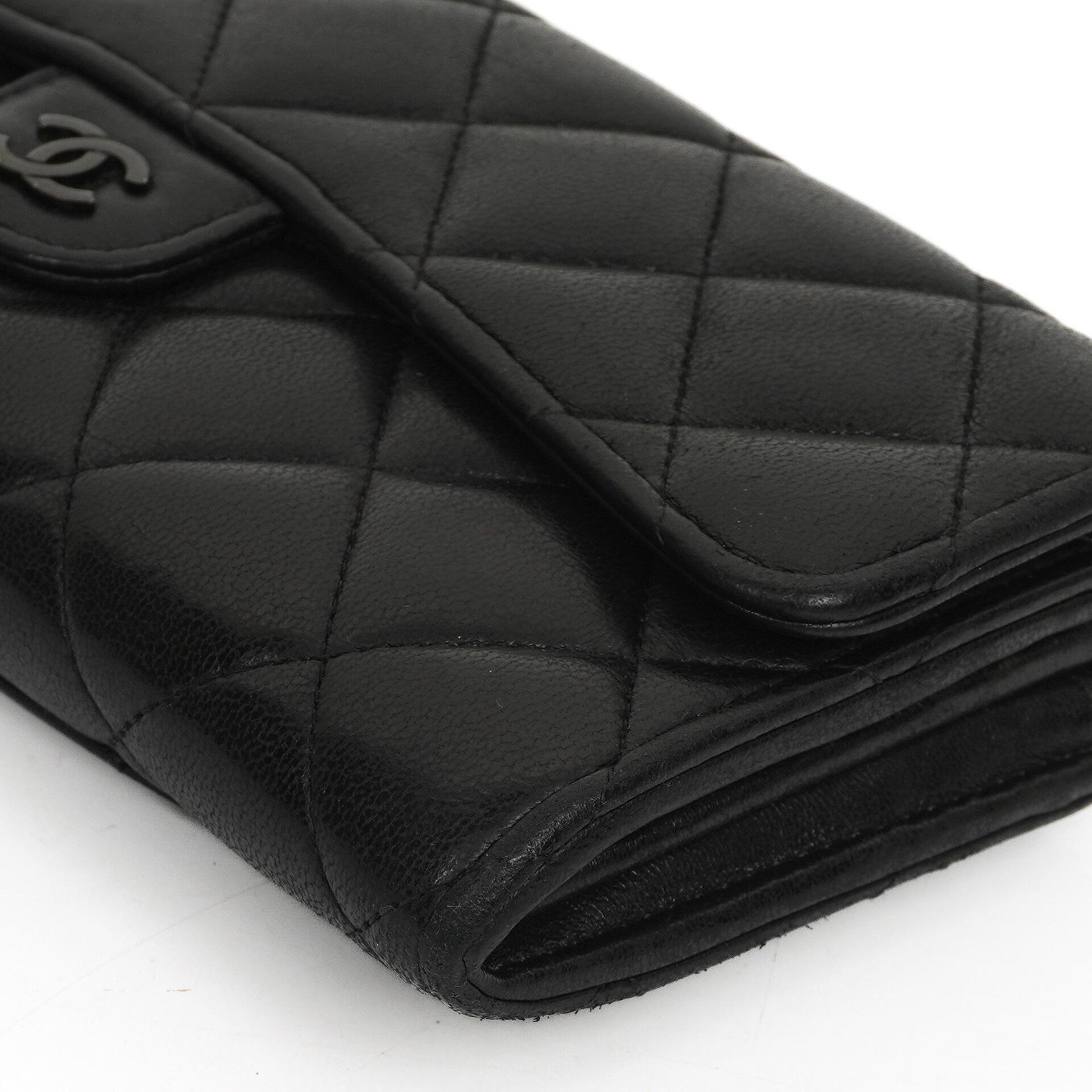 Chanel So Black große gesteppte Geldbörse aus Lammleder mit Klappe