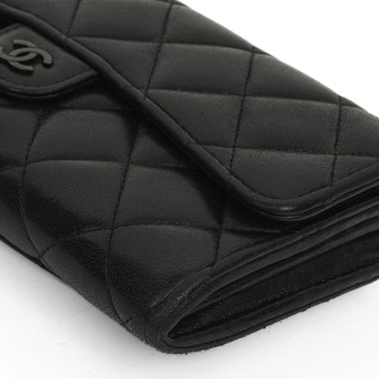 Chanel So Black große gesteppte Geldbörse aus Lammleder mit Klappe