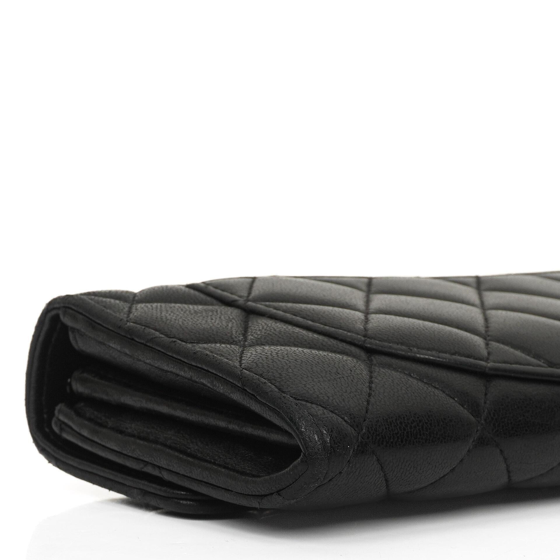 Chanel So Black große gesteppte Geldbörse aus Lammleder mit Klappe