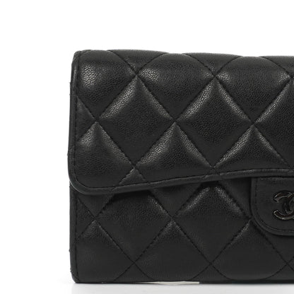 Chanel So Black große gesteppte Geldbörse aus Lammleder mit Klappe