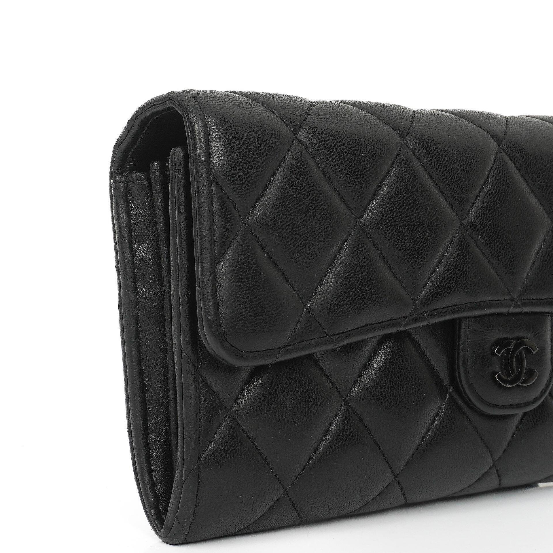 Chanel So Black große gesteppte Geldbörse aus Lammleder mit Klappe