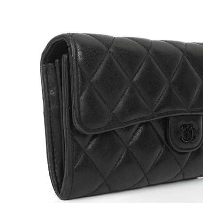 Chanel So Black große gesteppte Geldbörse aus Lammleder mit Klappe