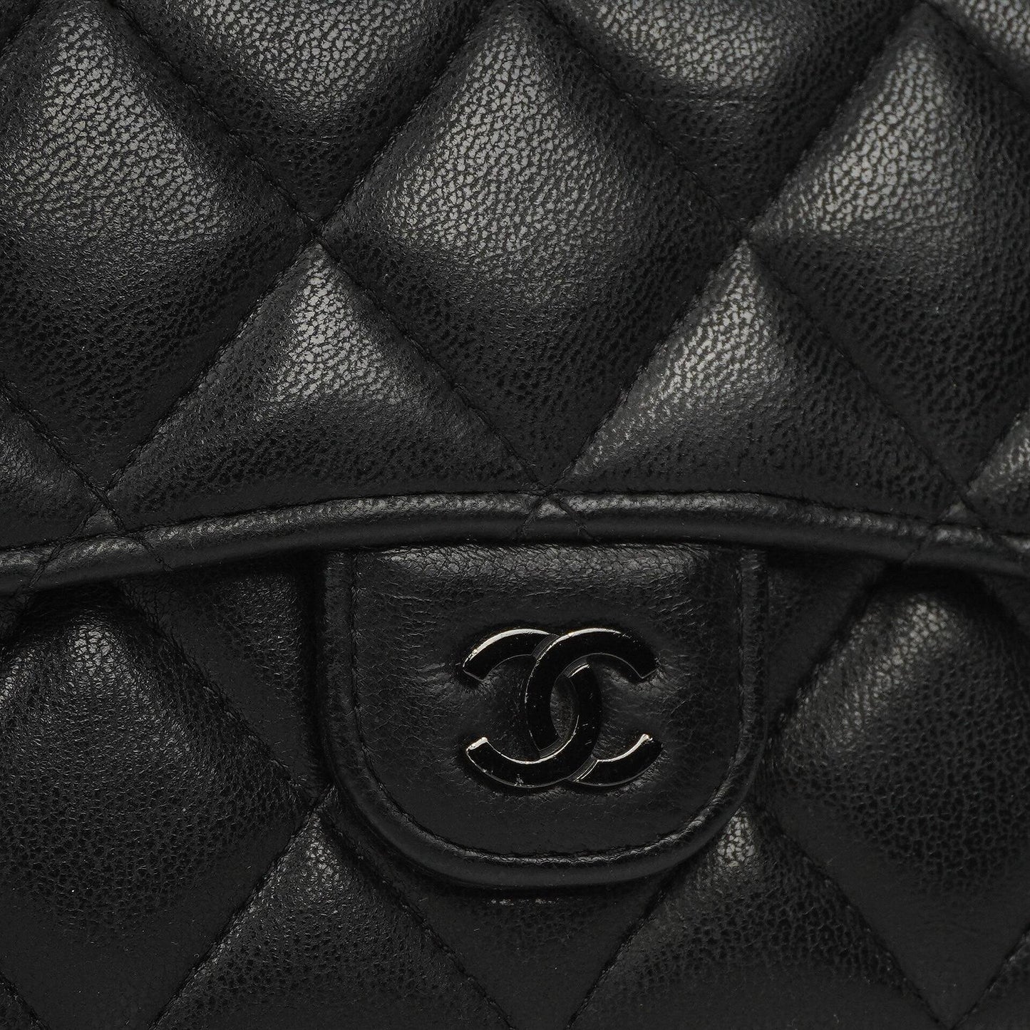 Chanel So Black große gesteppte Geldbörse aus Lammleder mit Klappe