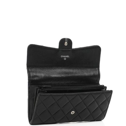 Chanel So Black große gesteppte Geldbörse aus Lammleder mit Klappe