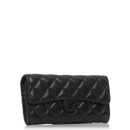 Chanel So Black große gesteppte Geldbörse aus Lammleder mit Klappe
