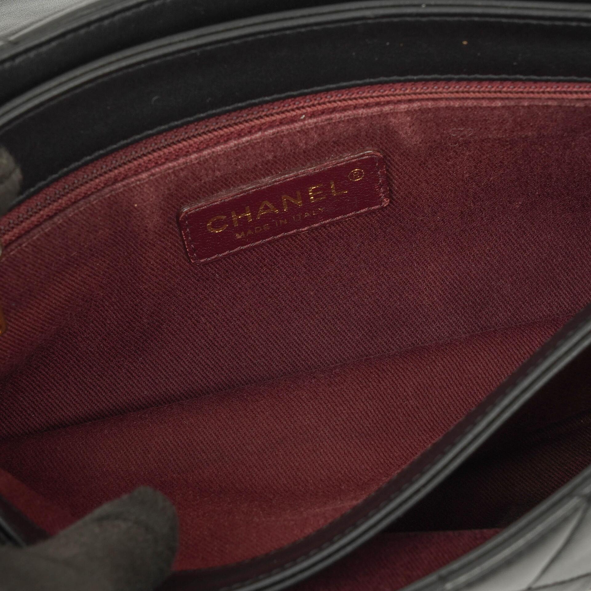 Chanel Soft Elegance Flap Tasche aus schwarzem gestepptem Kalbsleder