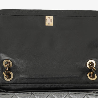 Chanel Soft Elegance Flap Tasche aus schwarzem gestepptem Kalbsleder