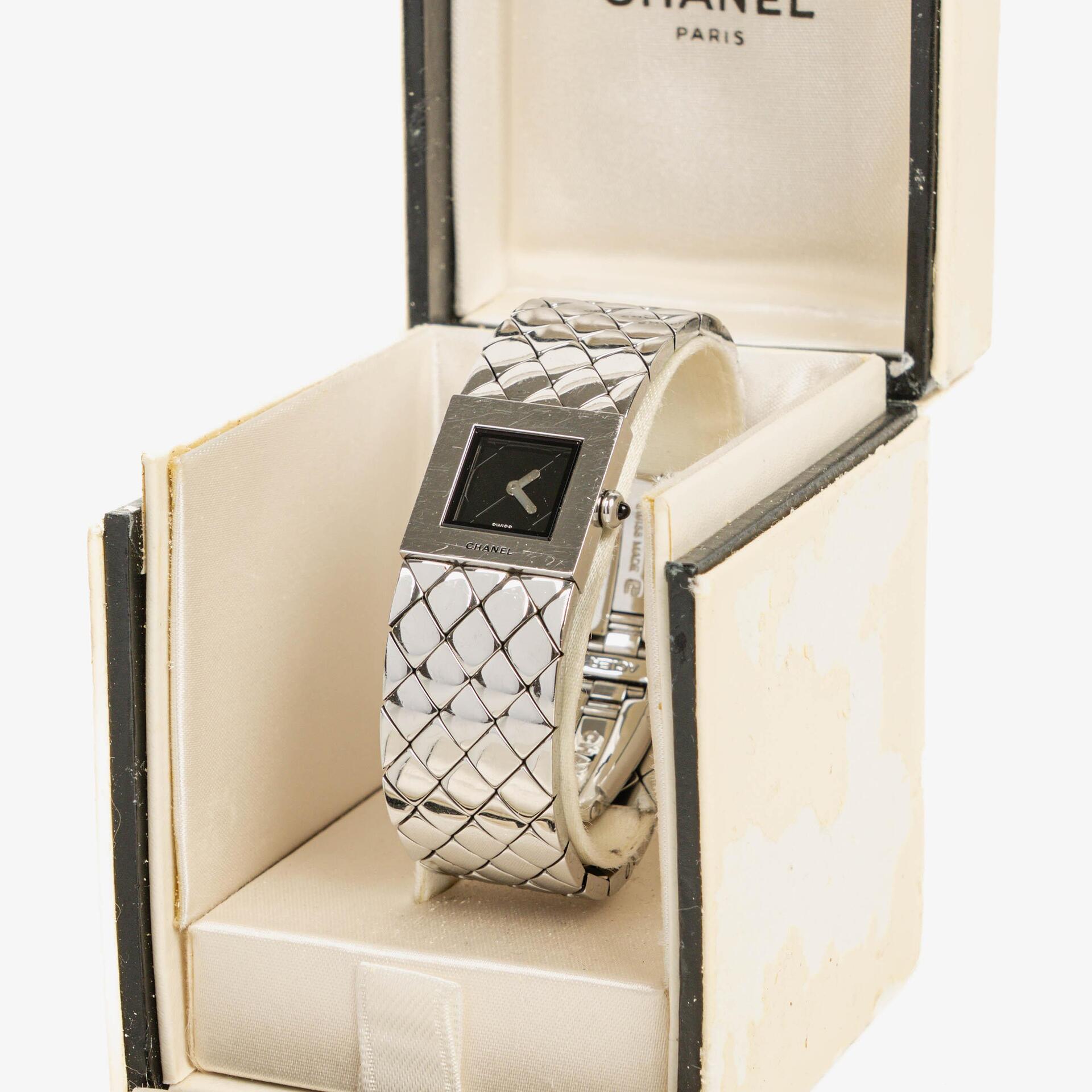 Chanel Matelassé Acier 19 mm Quarzuhr aus Edelstahl in Schwarz