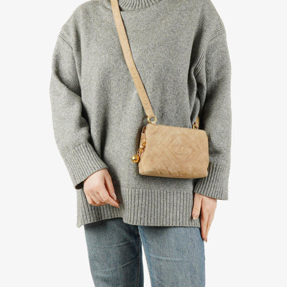 Chanel Camera Tasche aus Wildleder mit Chevron-Steppung und Quaste