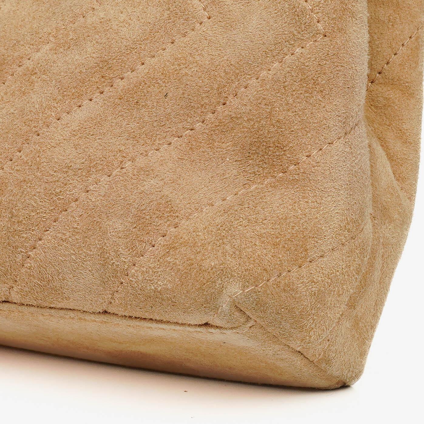 Chanel Camera Tasche aus Wildleder mit Chevron-Steppung und Quaste