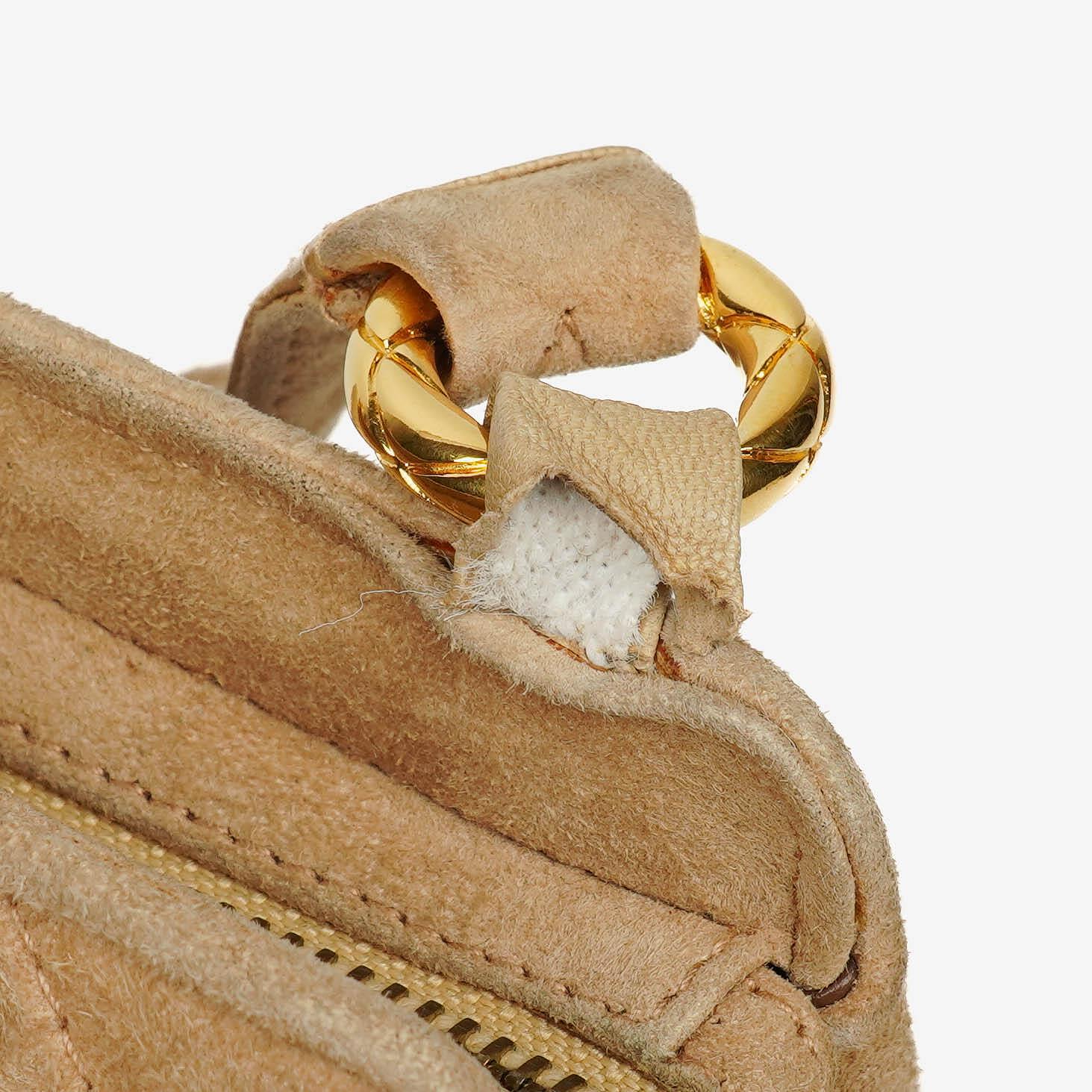 Chanel Camera Tasche aus Wildleder mit Chevron-Steppung und Quaste