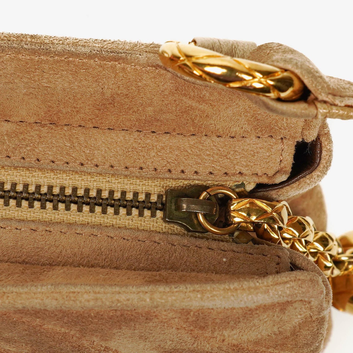 Chanel Camera Tasche aus Wildleder mit Chevron-Steppung und Quaste
