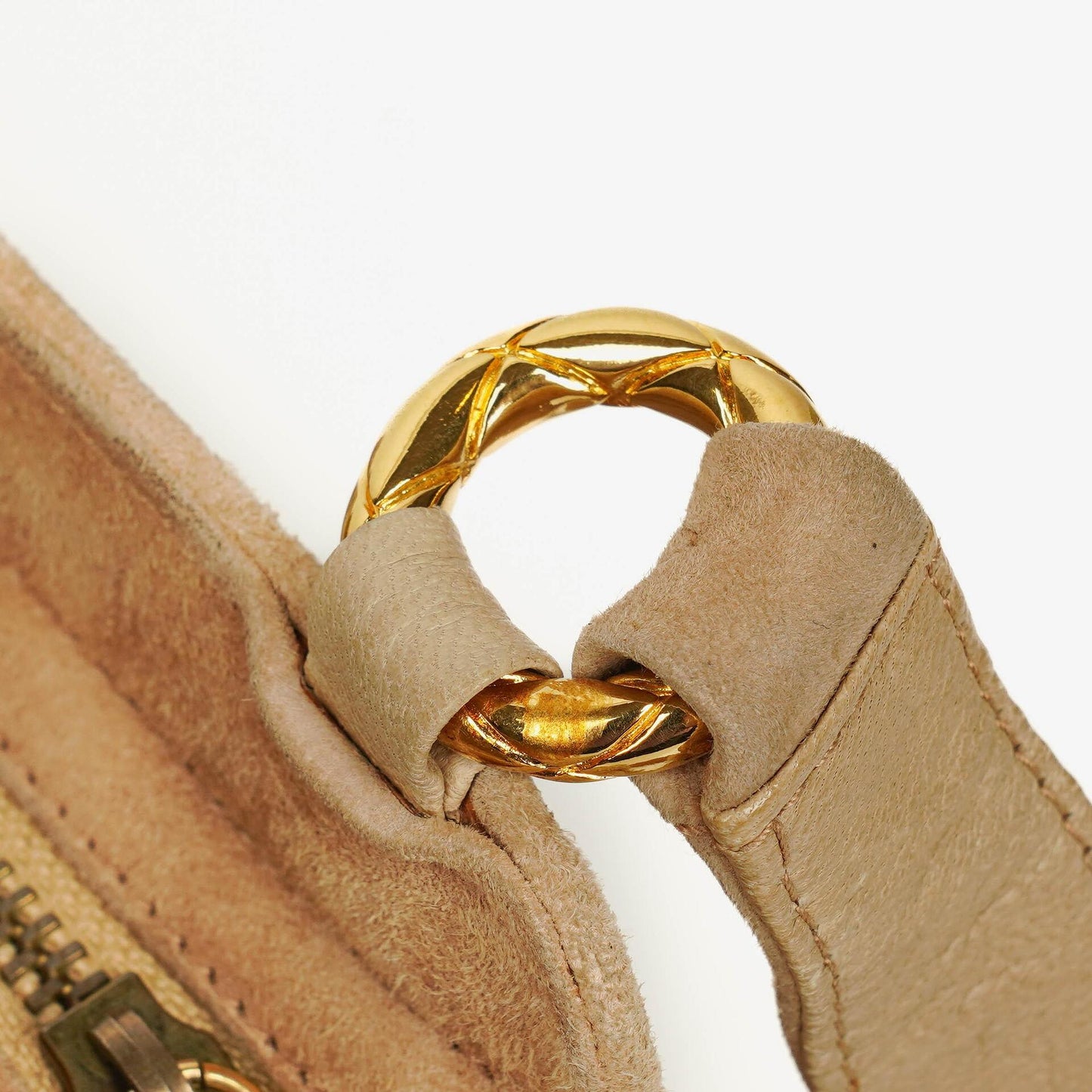 Chanel Camera Tasche aus Wildleder mit Chevron-Steppung und Quaste