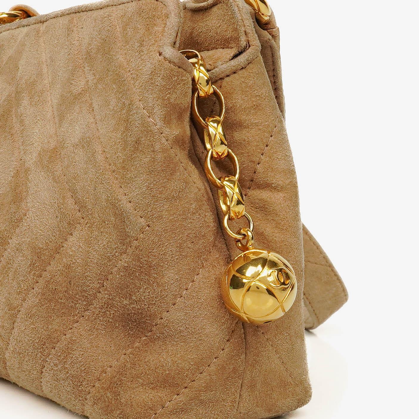 Chanel Camera Tasche aus Wildleder mit Chevron-Steppung und Quaste