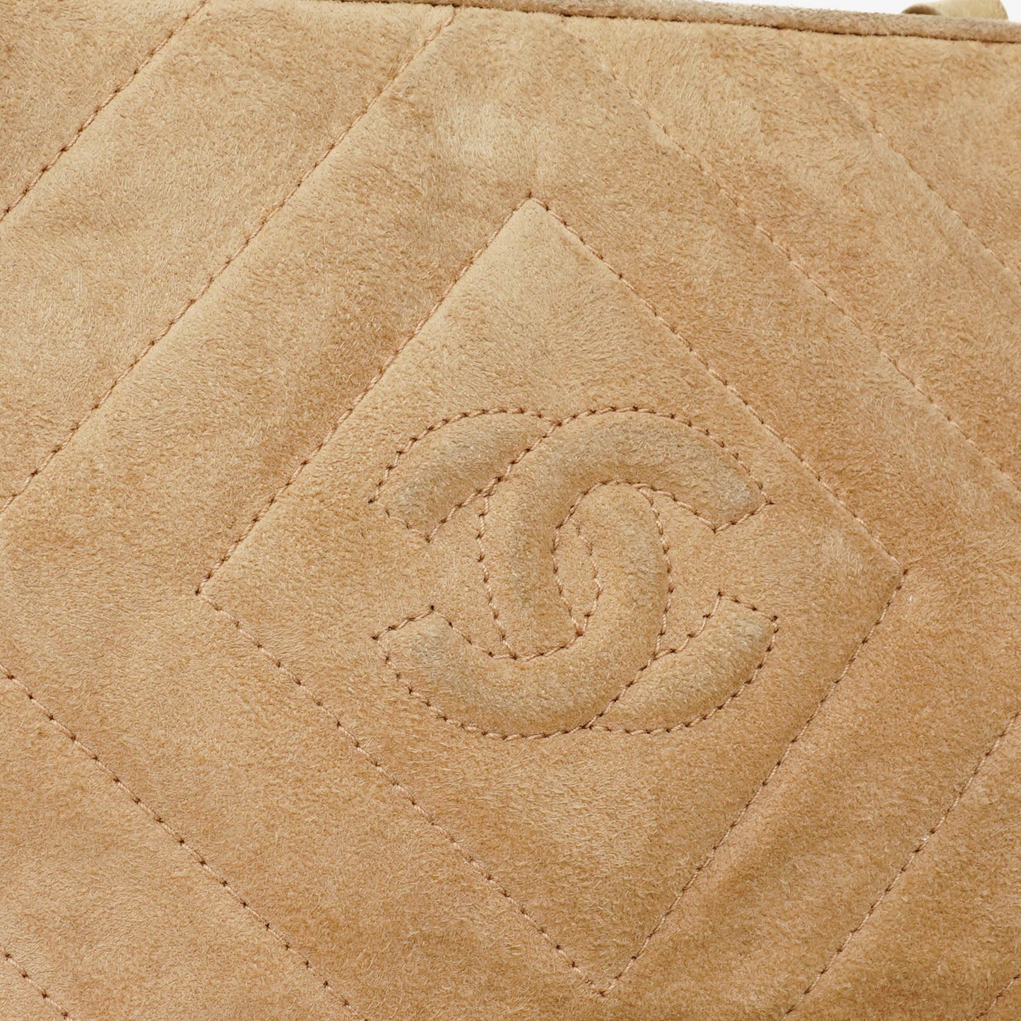Chanel Camera Tasche aus Wildleder mit Chevron-Steppung und Quaste