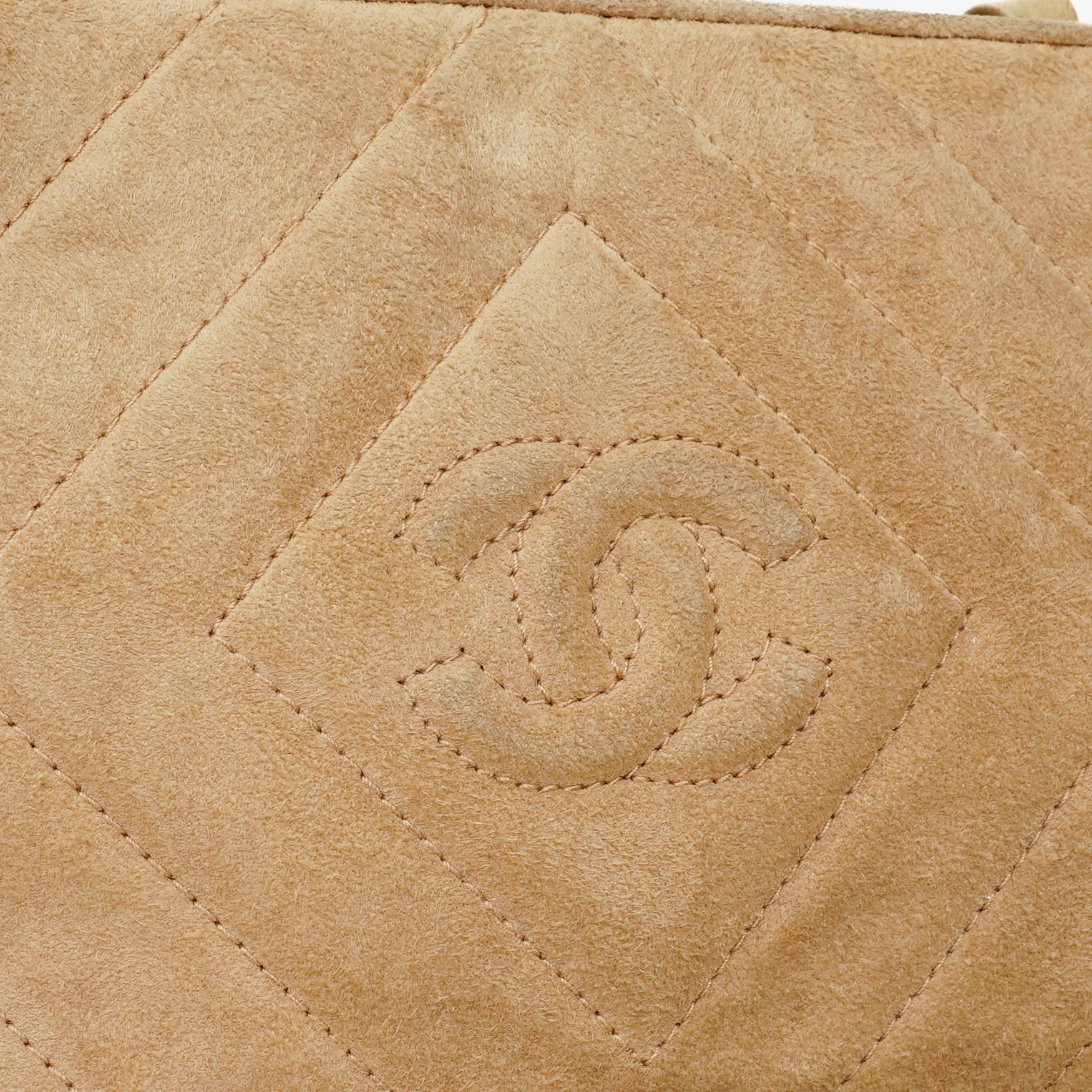 Chanel Camera Tasche aus Wildleder mit Chevron-Steppung und Quaste