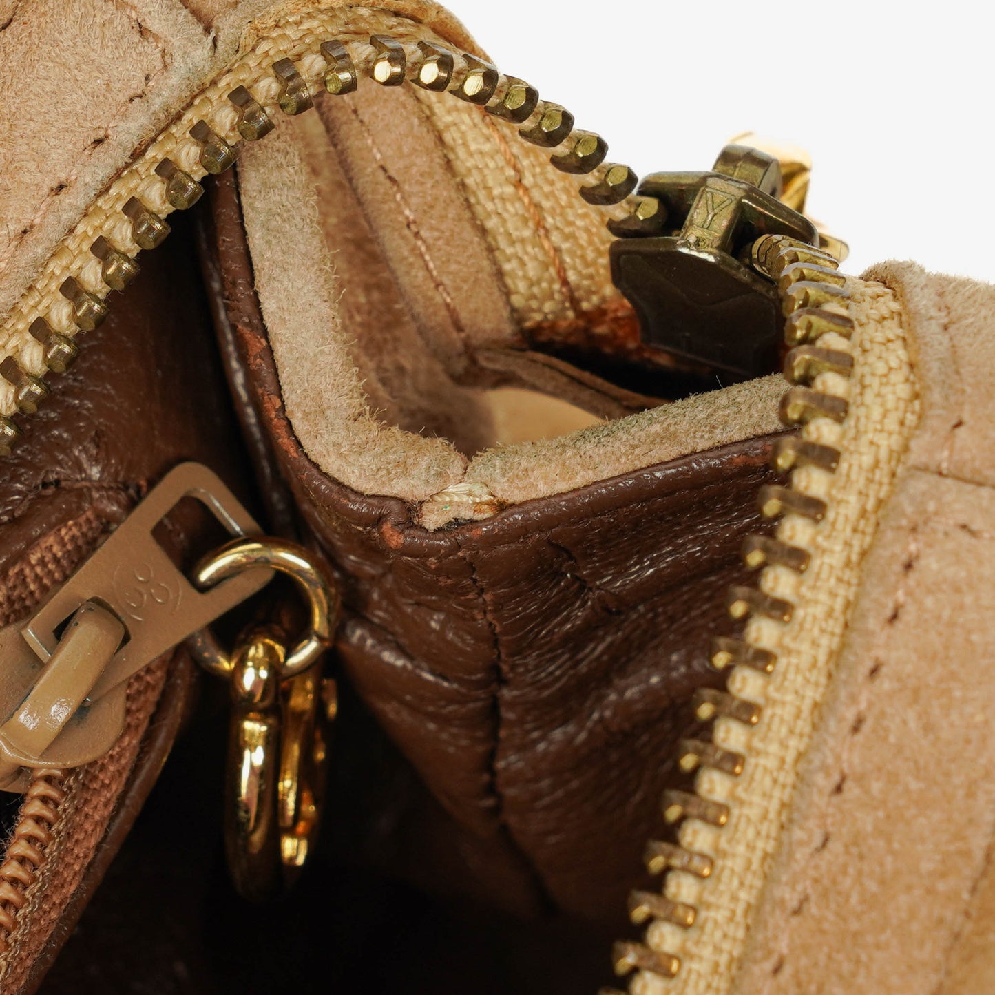 Chanel Camera Tasche aus Wildleder mit Chevron-Steppung und Quaste