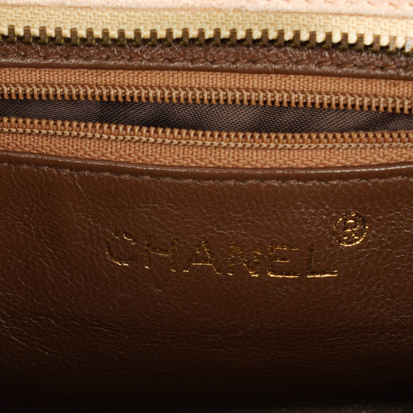 Chanel Camera Tasche aus Wildleder mit Chevron-Steppung und Quaste