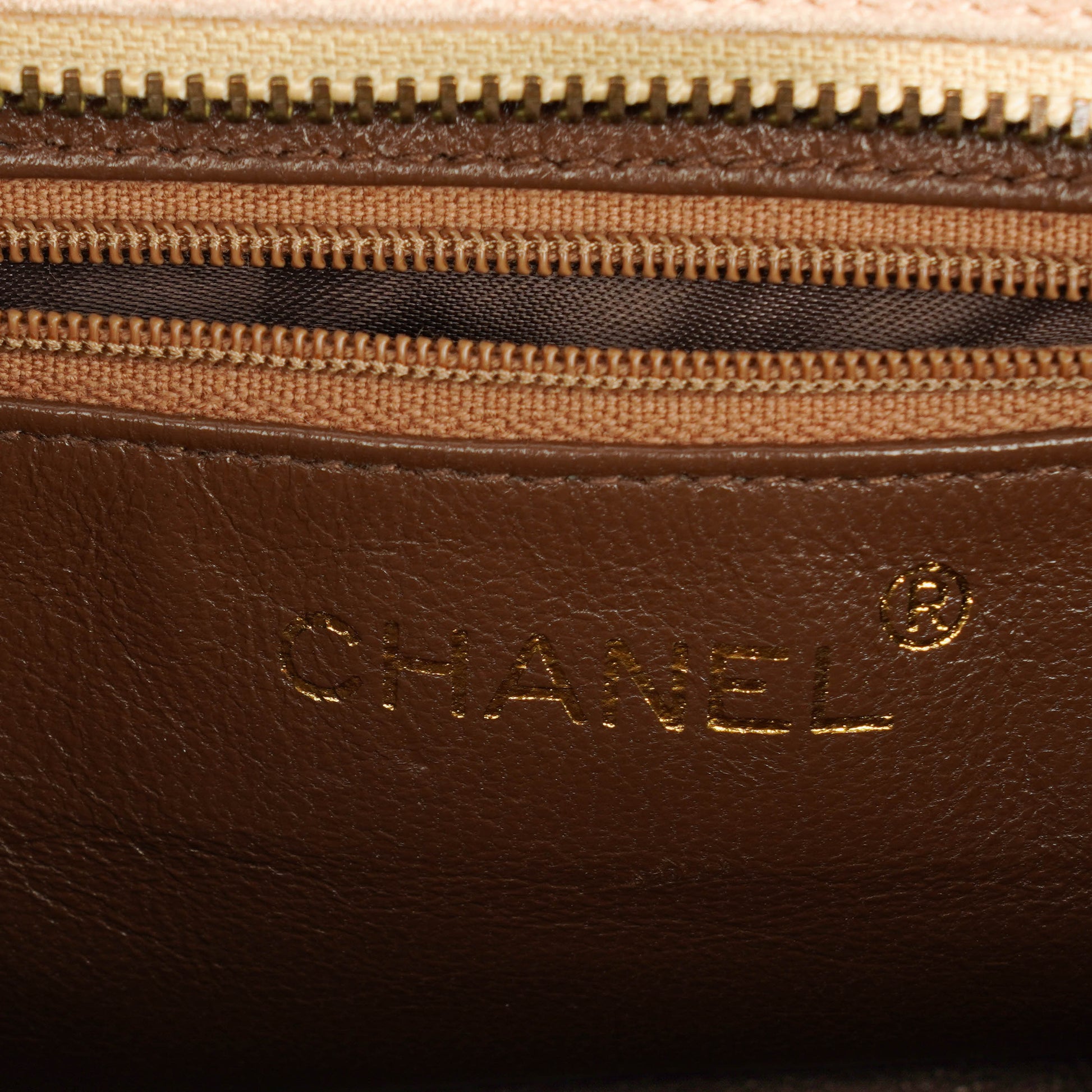 Chanel Camera Tasche aus Wildleder mit Chevron-Steppung und Quaste