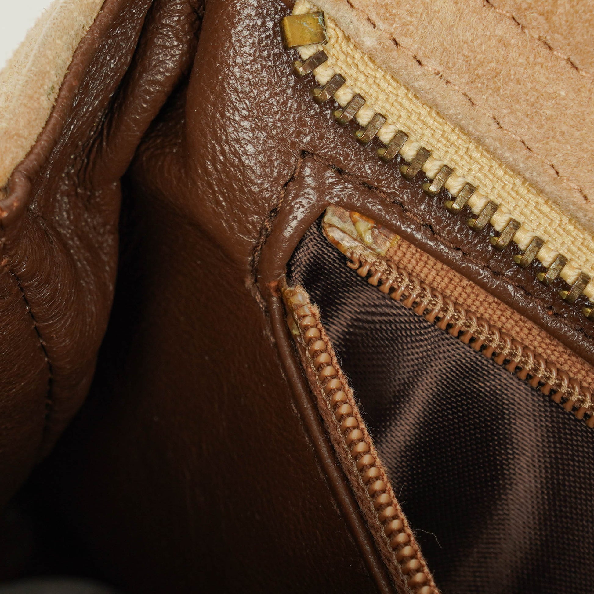 Chanel Camera Tasche aus Wildleder mit Chevron-Steppung und Quaste