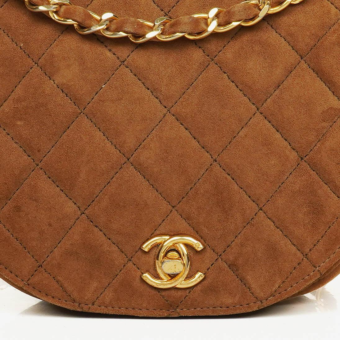 Chanel Half Moon Full Flap Tasche aus gestepptem Wildleder