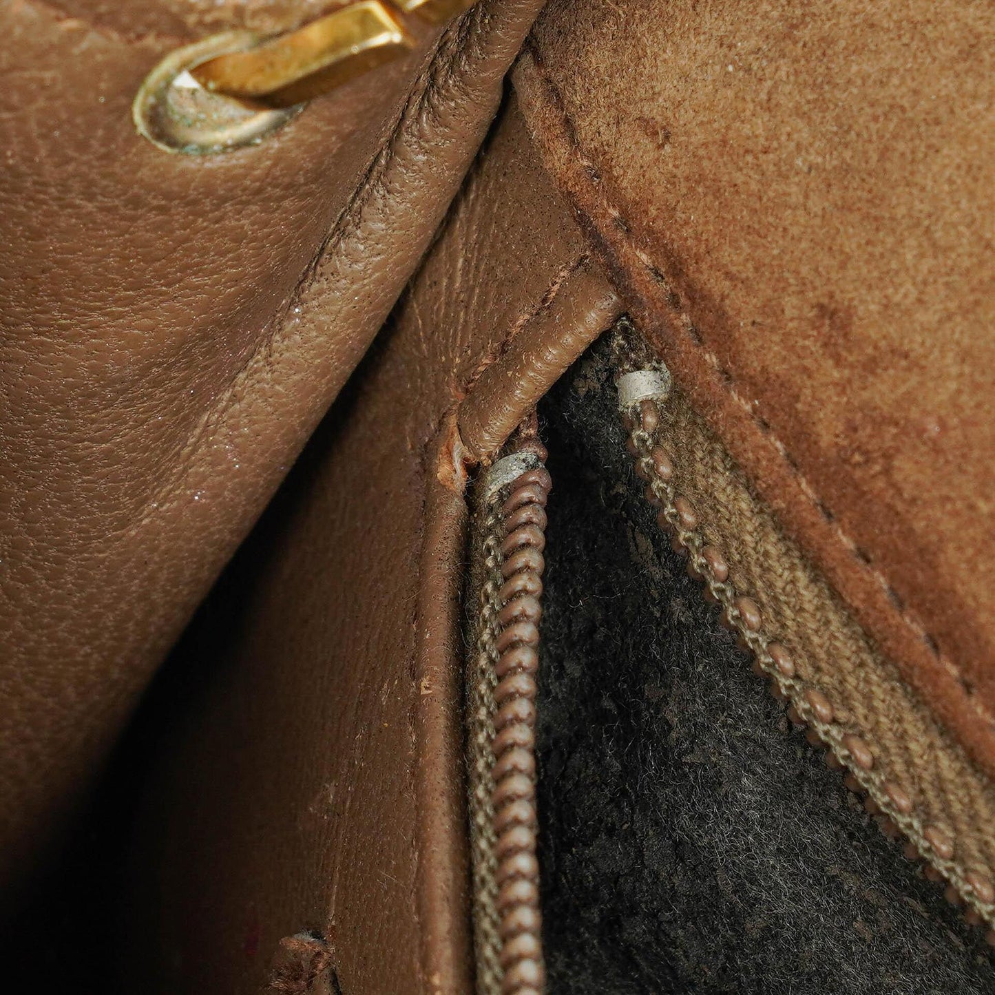 Chanel Half Moon Full Flap Tasche aus gestepptem Wildleder