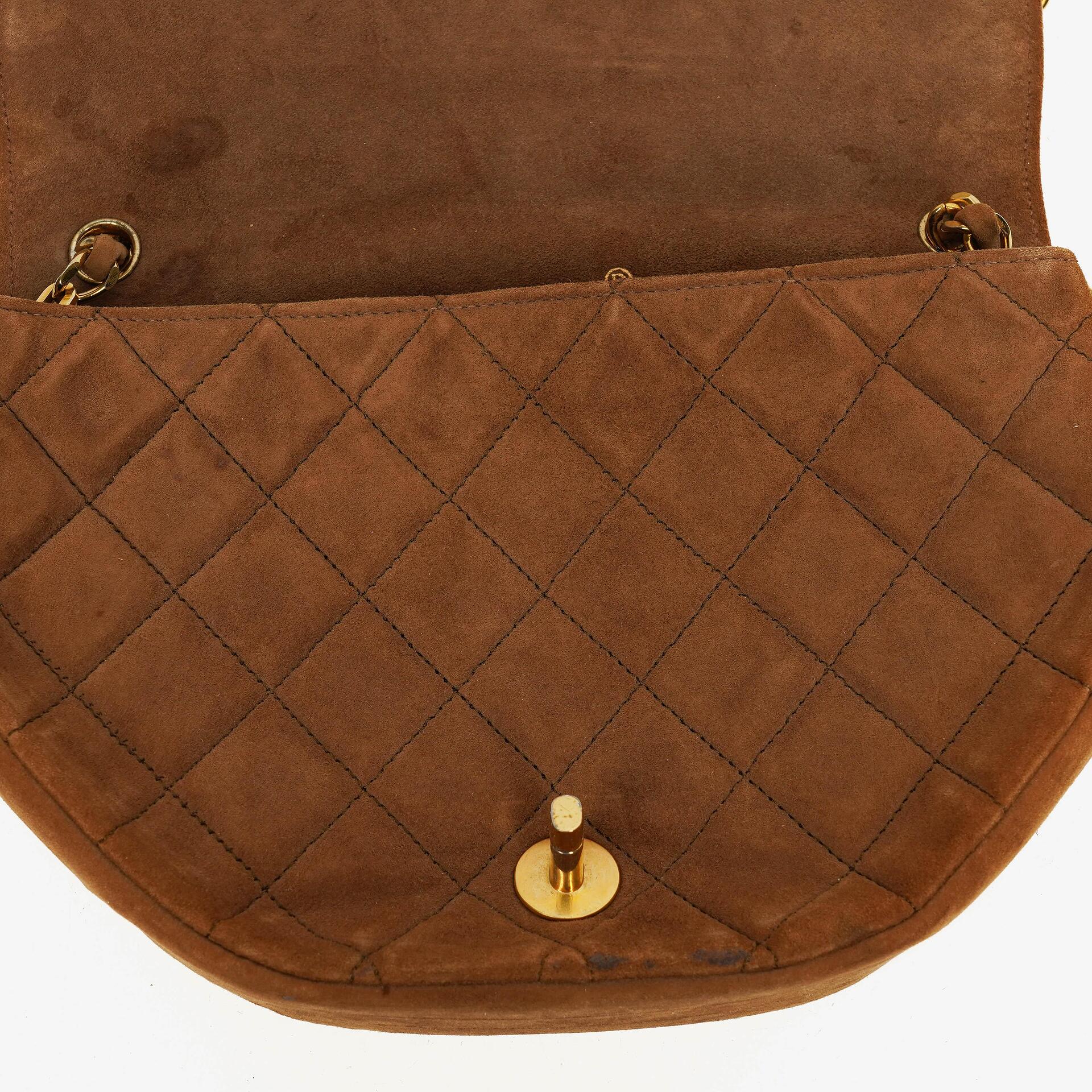 Chanel Half Moon Full Flap Tasche aus gestepptem Wildleder