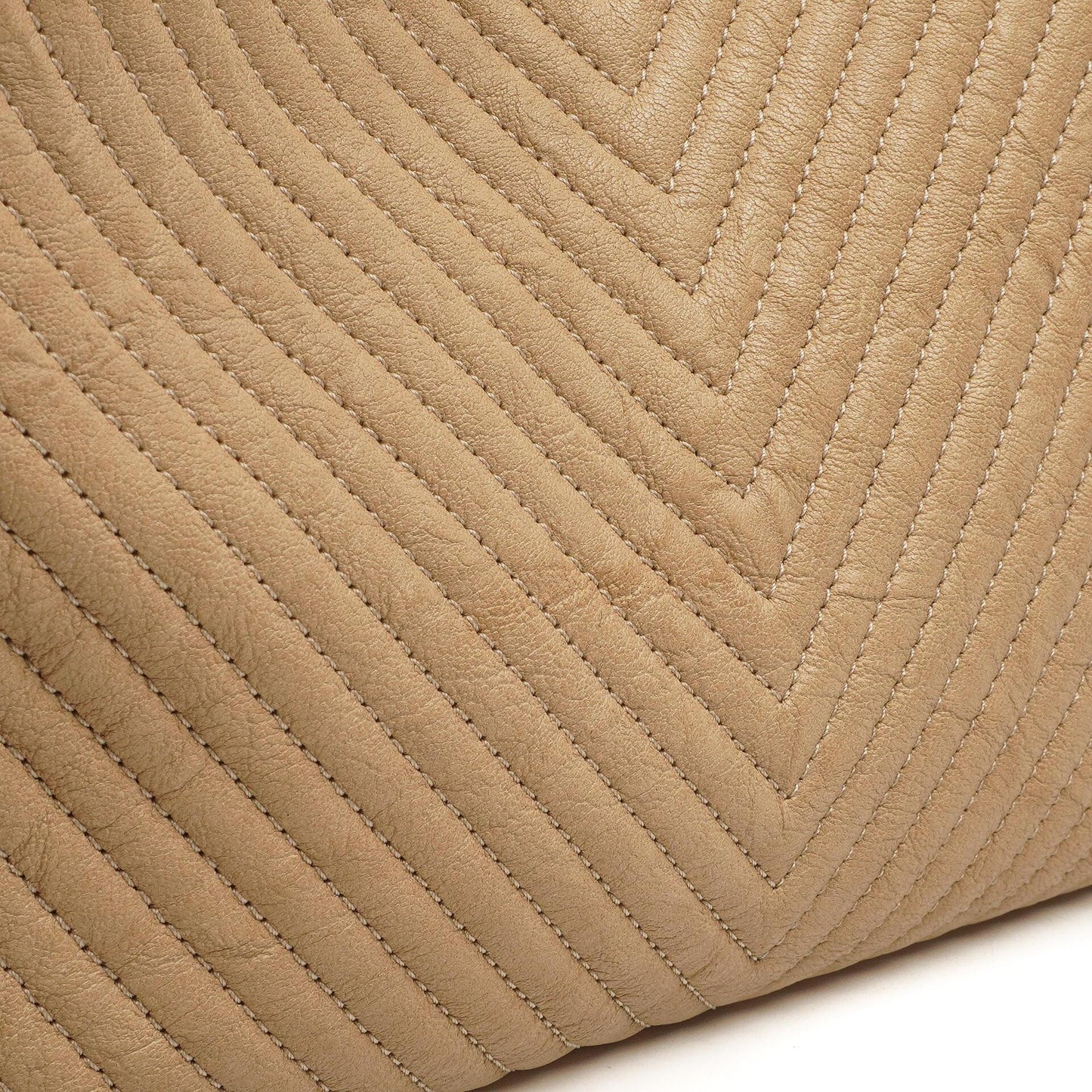 Chanel Surpique Tote Beige Chevron gestepptes Kalbsleder goldfarbene Hardware