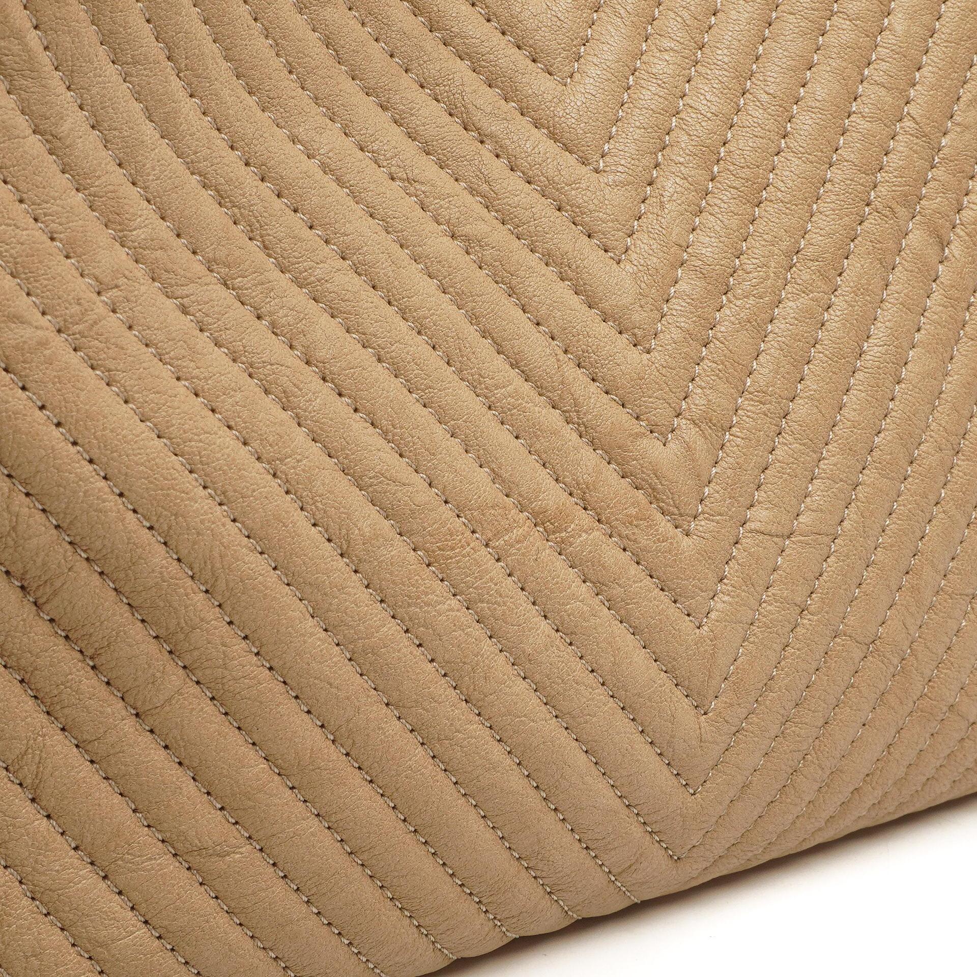 Chanel Surpique Tote Beige Chevron gestepptes Kalbsleder goldfarbene Hardware