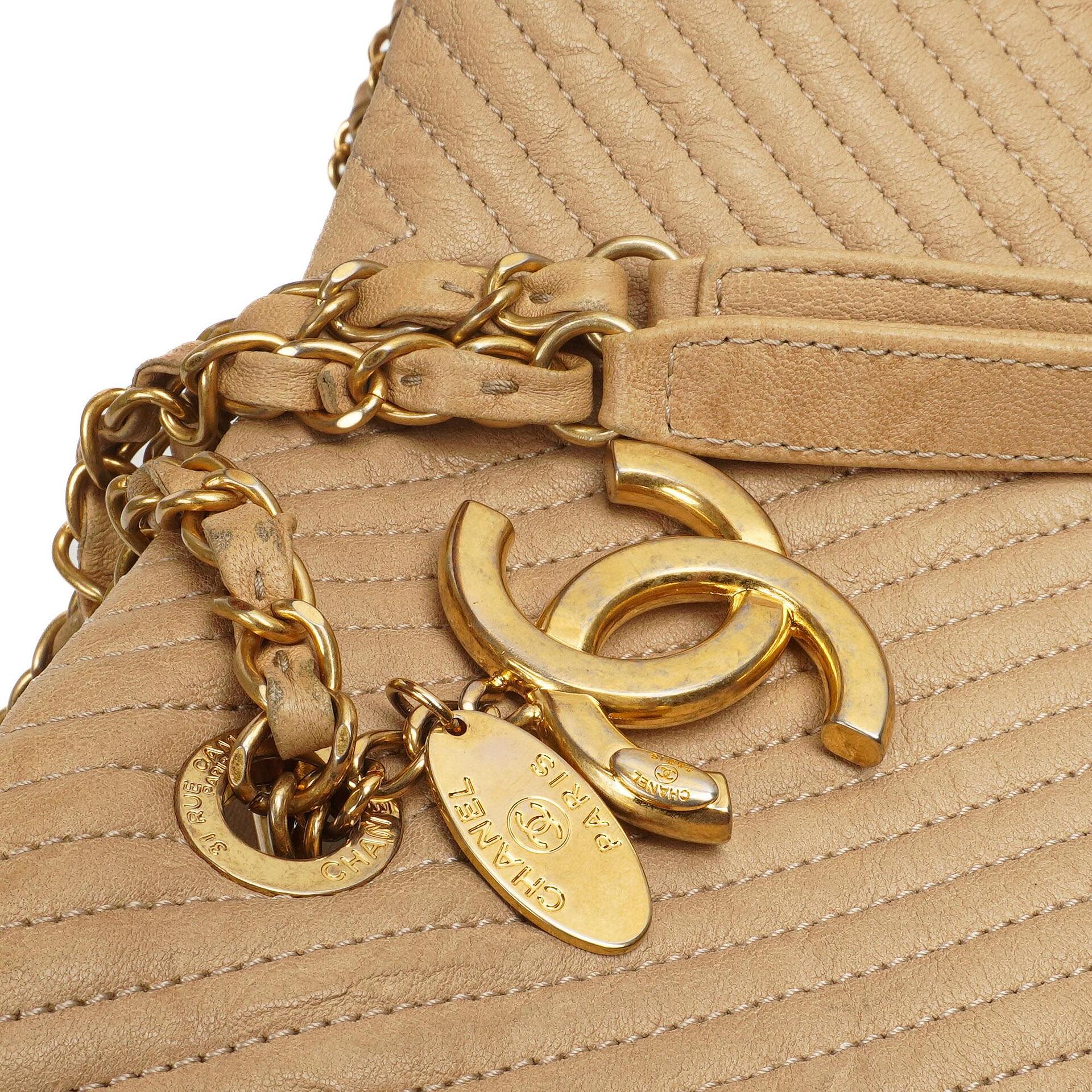 Chanel Surpique Tote Beige Chevron gestepptes Kalbsleder goldfarbene Hardware