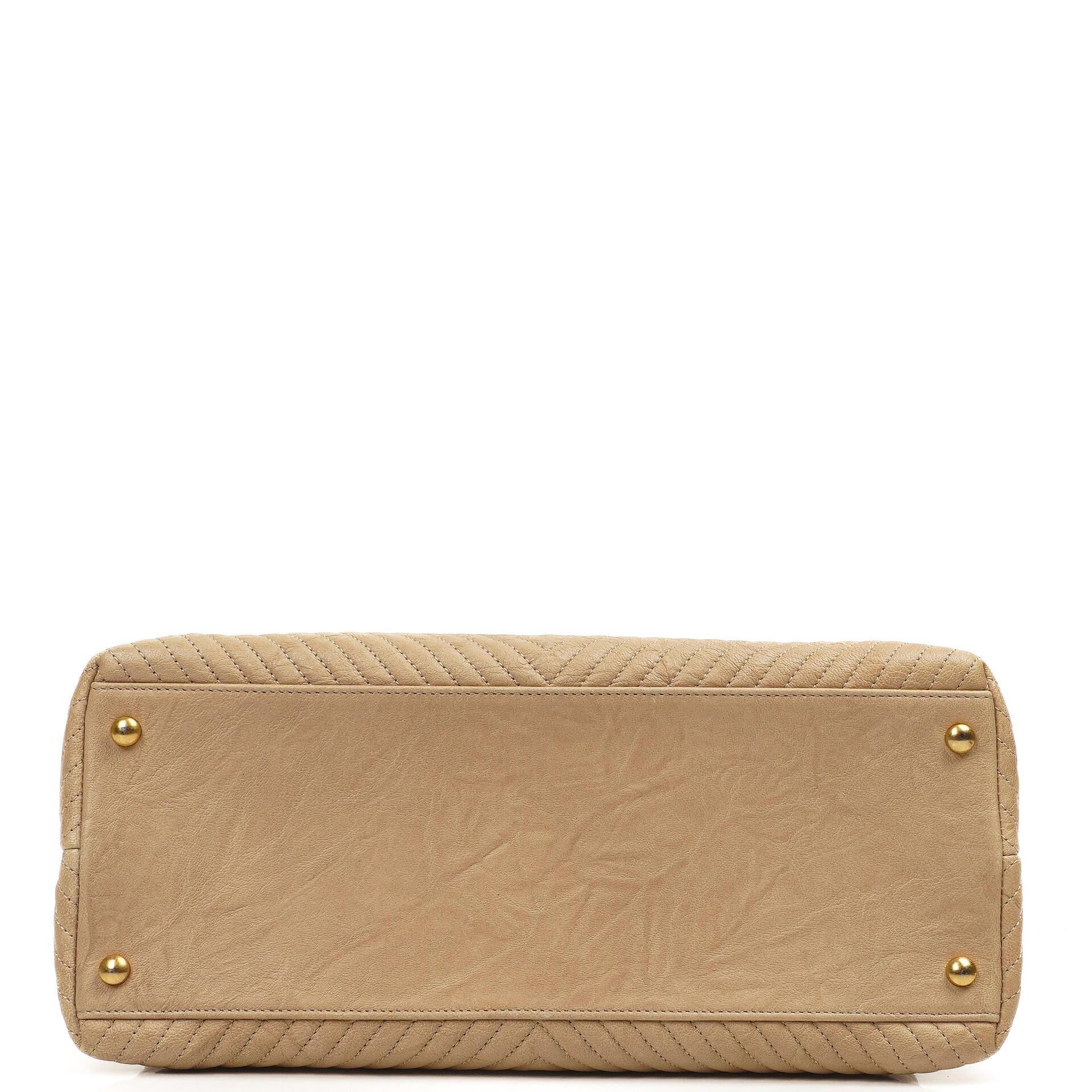 Chanel Surpique Tote Beige Chevron gestepptes Kalbsleder goldfarbene Hardware