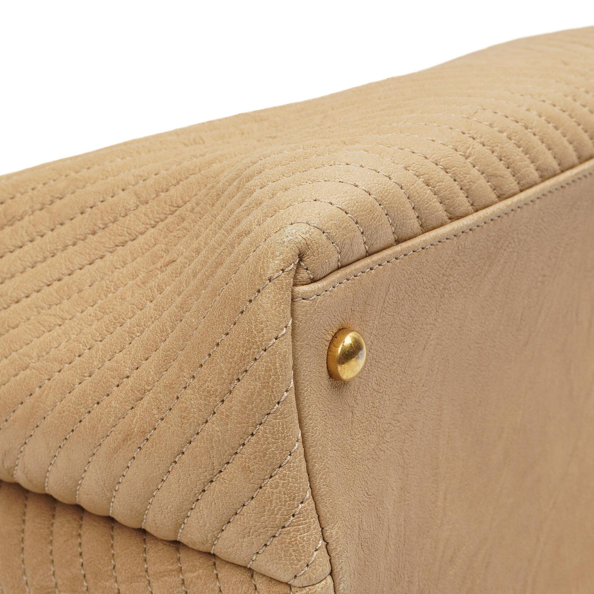 Chanel Surpique Tote Beige Chevron gestepptes Kalbsleder goldfarbene Hardware