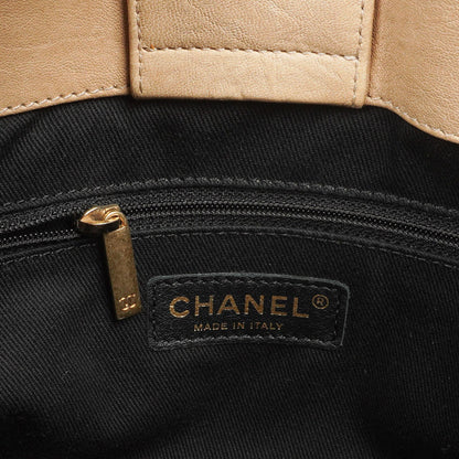 Chanel Surpique Tote Beige Chevron gestepptes Kalbsleder goldfarbene Hardware