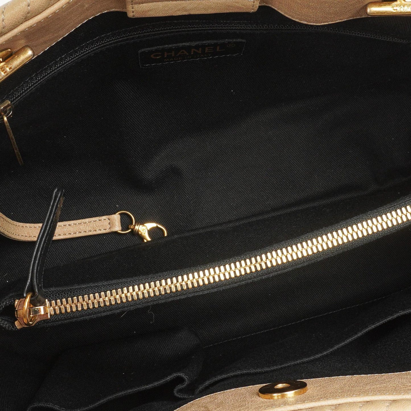 Chanel Surpique Tote Beige Chevron gestepptes Kalbsleder goldfarbene Hardware