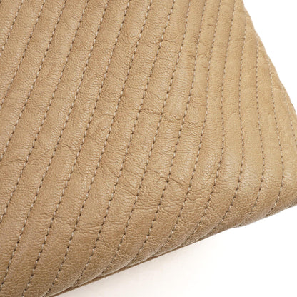 Chanel Surpique Tote Beige Chevron gestepptes Kalbsleder goldfarbene Hardware