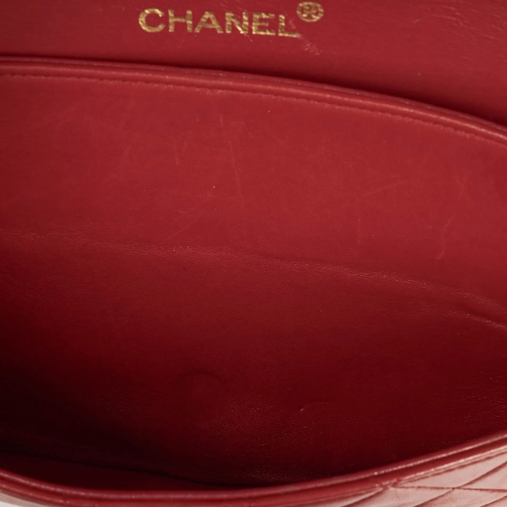 Chanel Timeless Classic Double Flap Bag aus rotem gestepptem Lammleder mit 24K vergoldeter Hardware