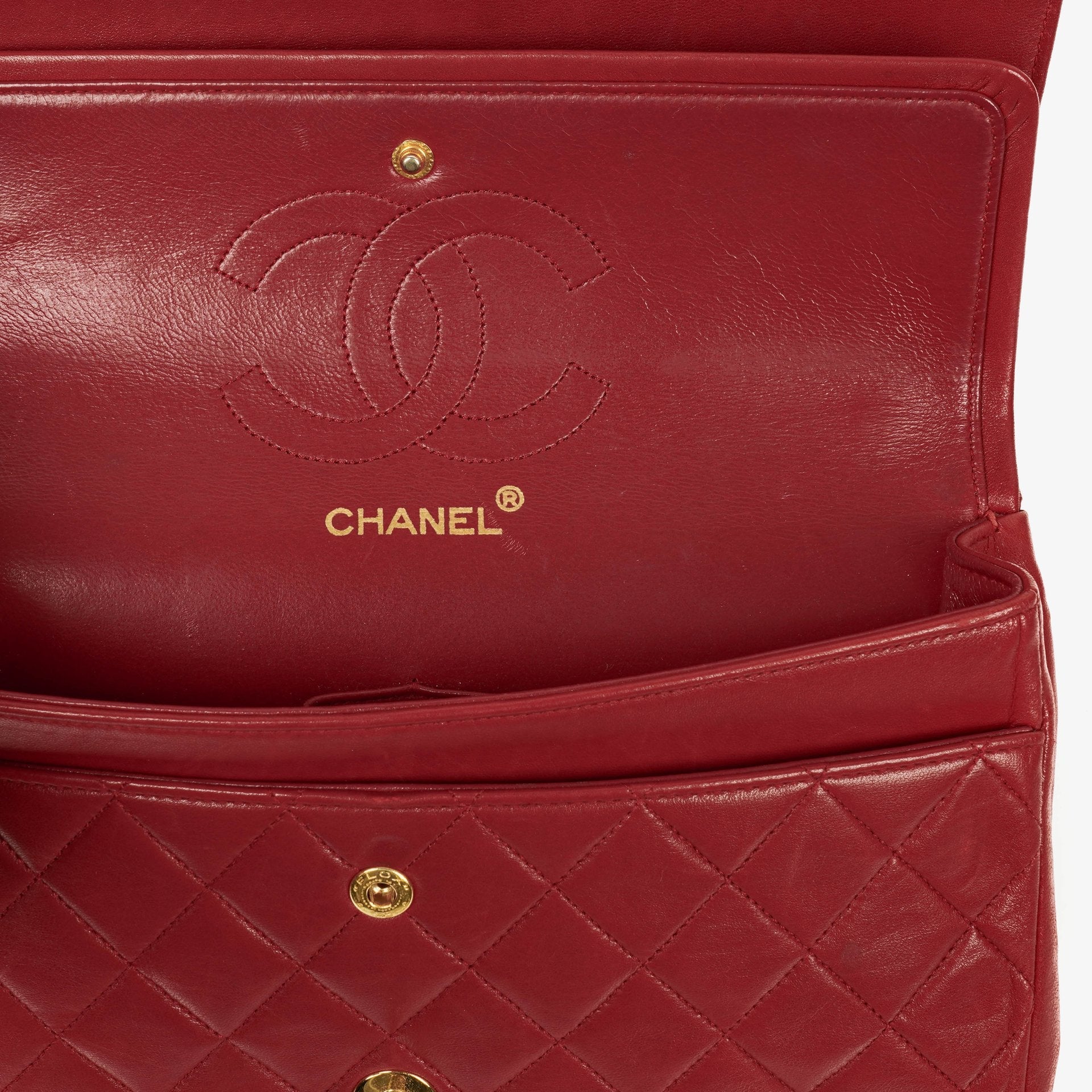 Chanel Timeless Classic Double Flap Bag aus rotem gestepptem Lammleder mit 24K vergoldeter Hardware