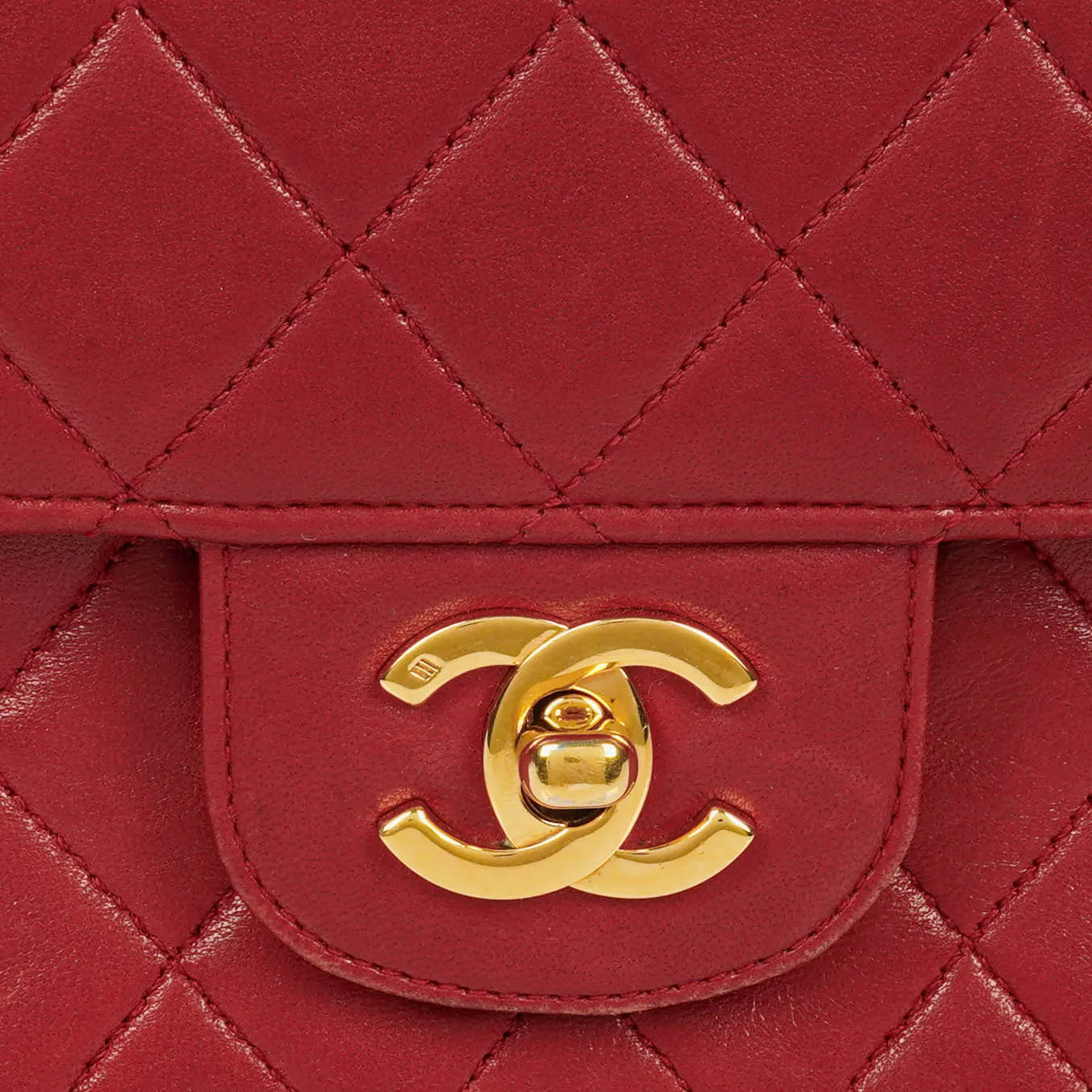 Chanel Timeless Classic Double Flap Bag aus rotem gestepptem Lammleder mit 24K vergoldeter Hardware