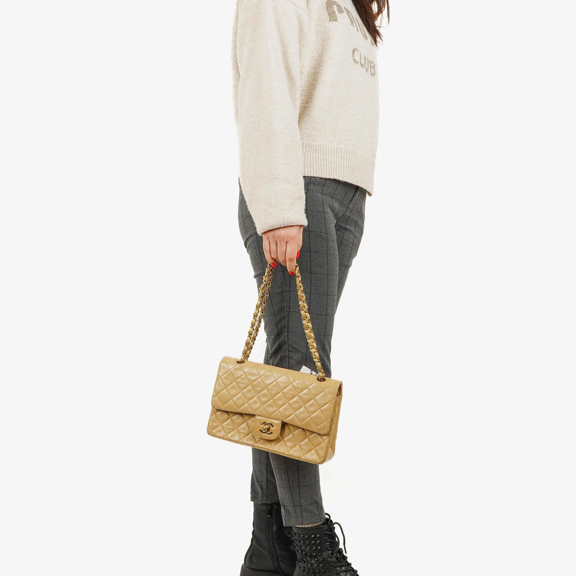 Chanel Timeless Classic Medium Double Flap Tasche aus beigem gestepptem Lammleder mit 24K-vergoldeter Hardware