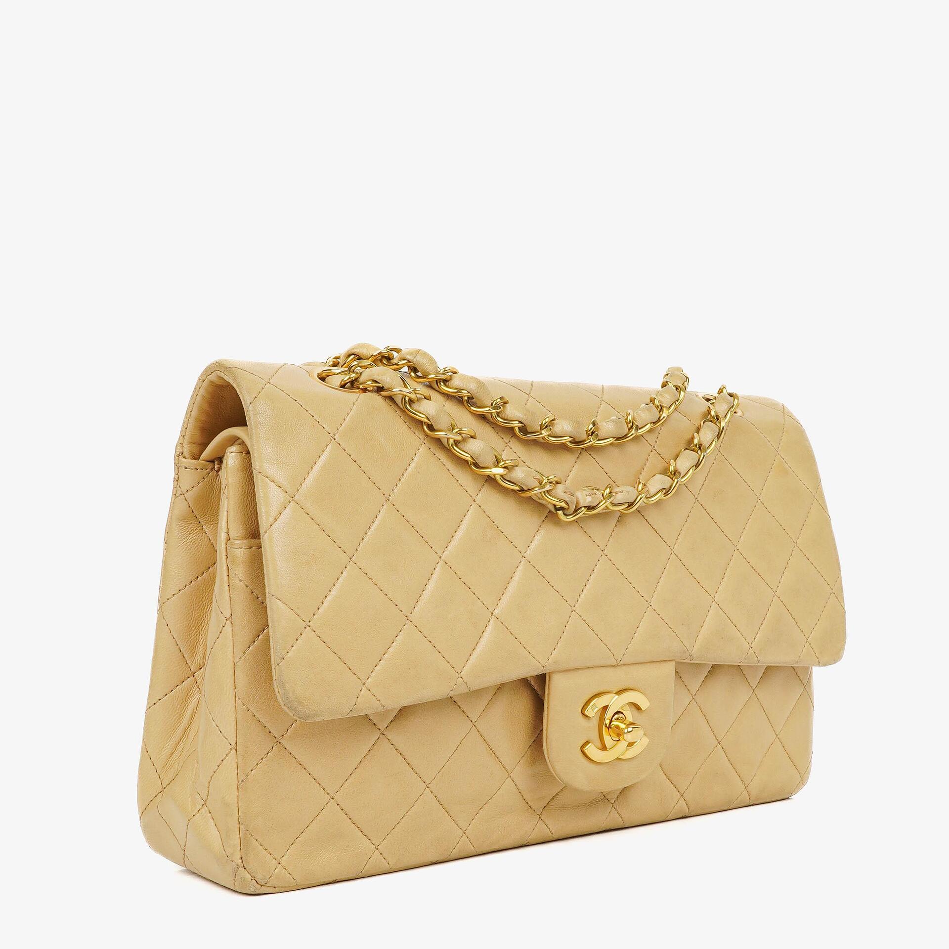 Chanel Timeless Classic Medium Double Flap Tasche aus beigem gestepptem Lammleder mit 24K-vergoldeter Hardware
