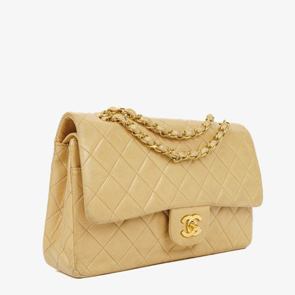 Chanel Timeless Classic Medium Double Flap Tasche aus beigem gestepptem Lammleder mit 24K-vergoldeter Hardware